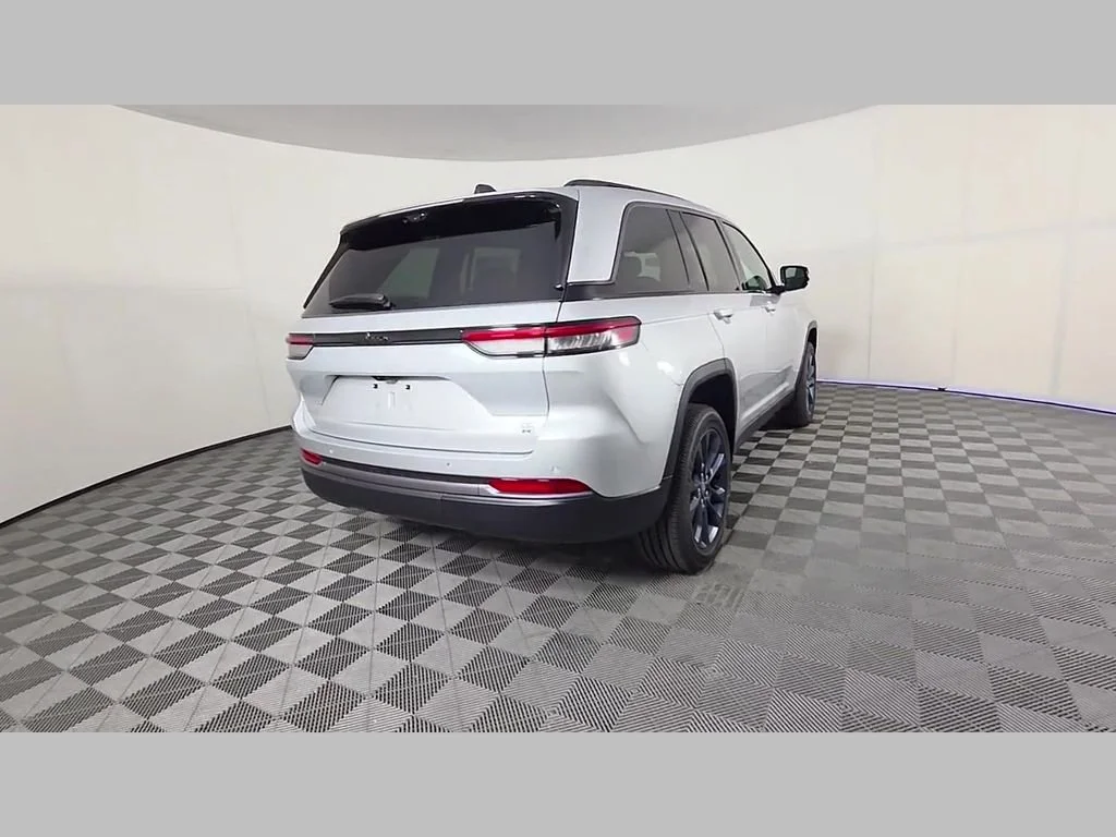 New 2026 Silver Zynith Exterior Paint Jeep 85th Anniversary Edition image 27