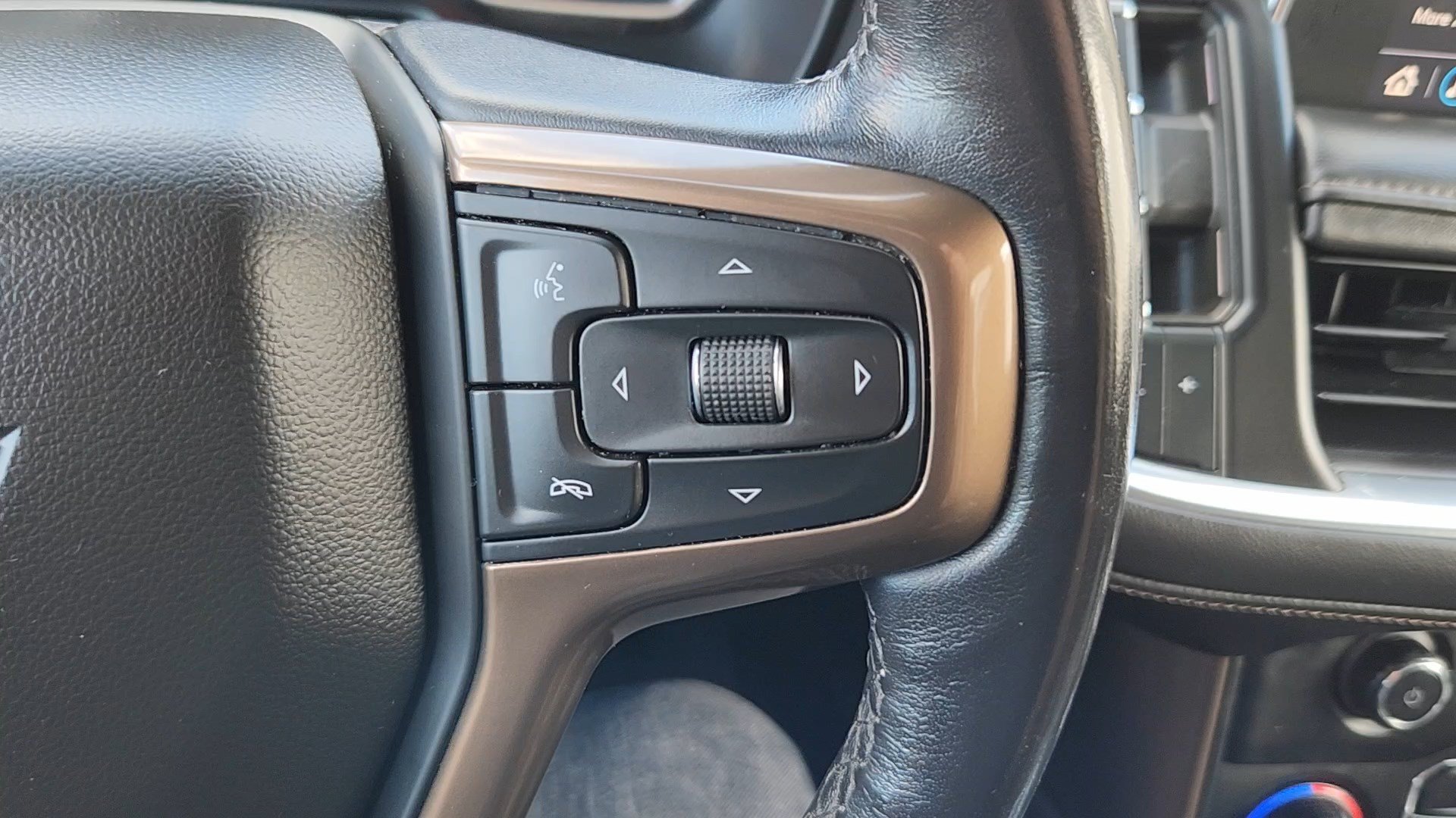 Used 2021 Iridescent Pearl Tricoat Chevrolet High Country image 14