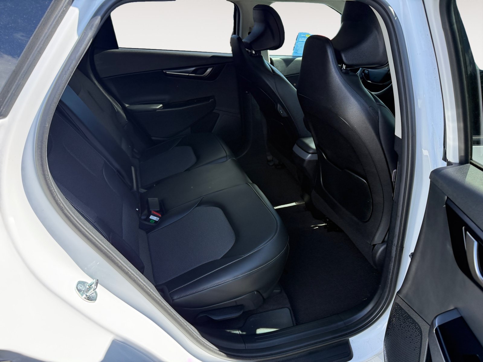 Used 2025 Glacier White Pearl Kia Light image 18