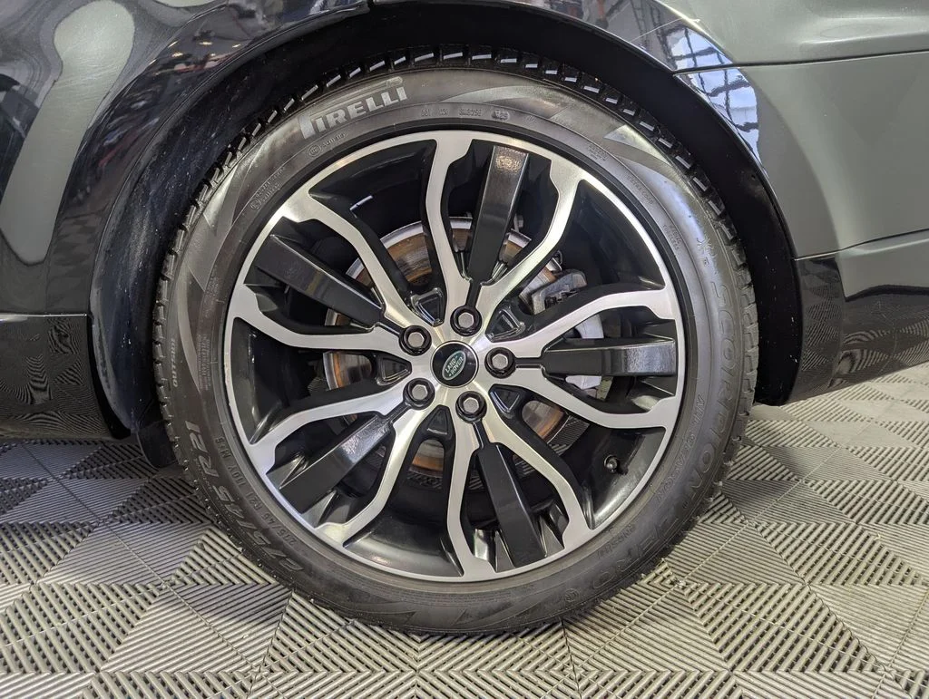 Used 2022 Black Land Rover HSE Silver Edition image 27