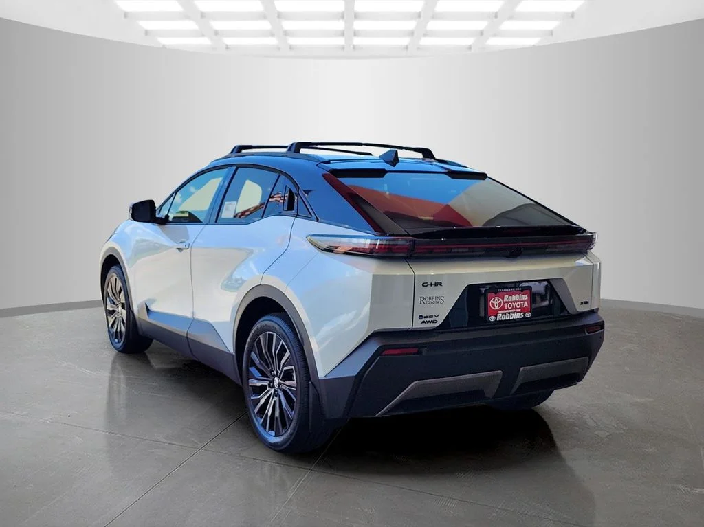 New 2026 Wind Chill Pearl with Midnight Black Metallic roof <sup>1</sup> Toyota  XSE image 4