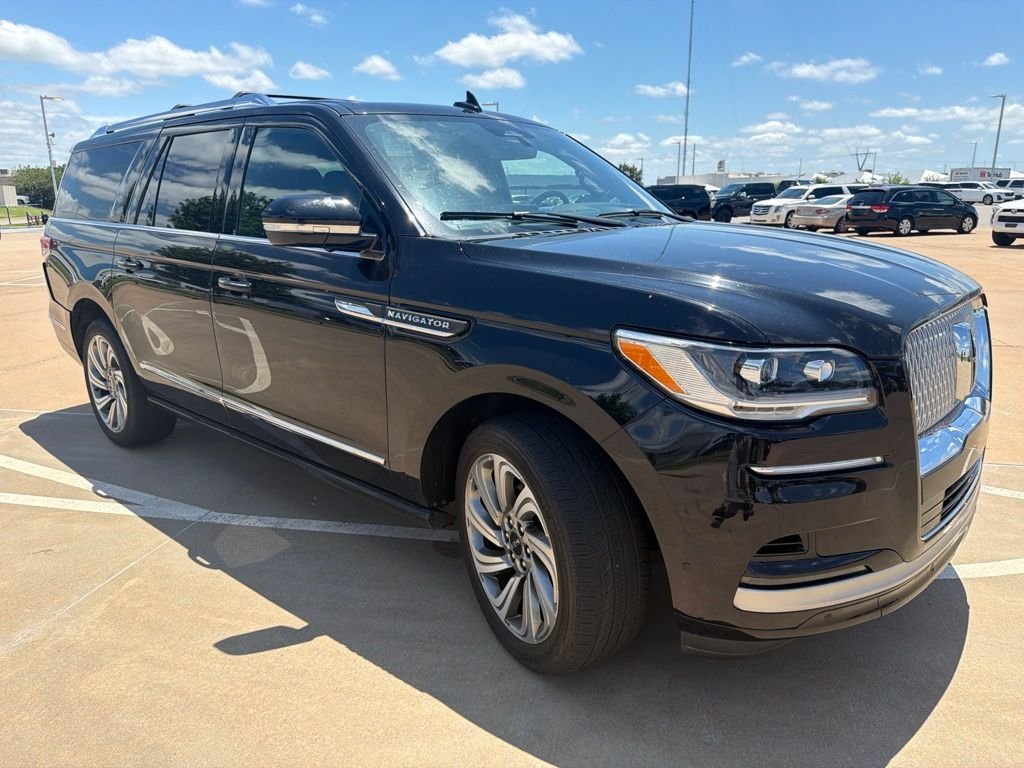 Used 2022 Black Lincoln Reserve image 3
