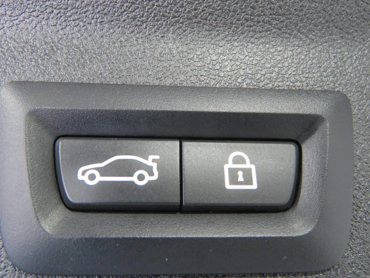 Used 2020 Dark Graphite Metallic BMW xDrive30e image 19