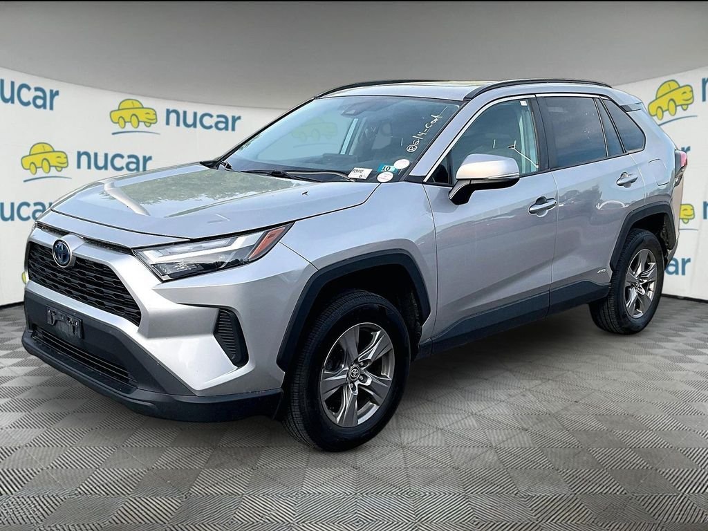 Used 2022 Silver Toyota XLE image 3
