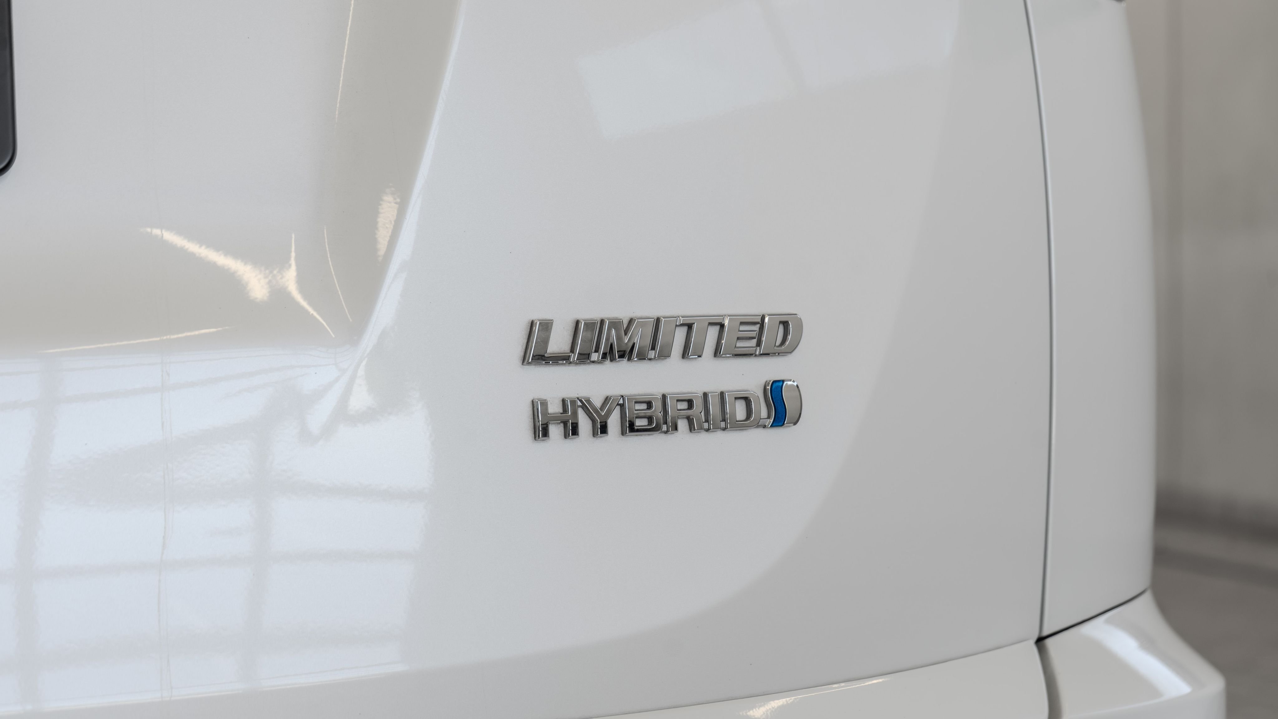 Used 2018 Blizzard Pearl Toyota Limited image 24