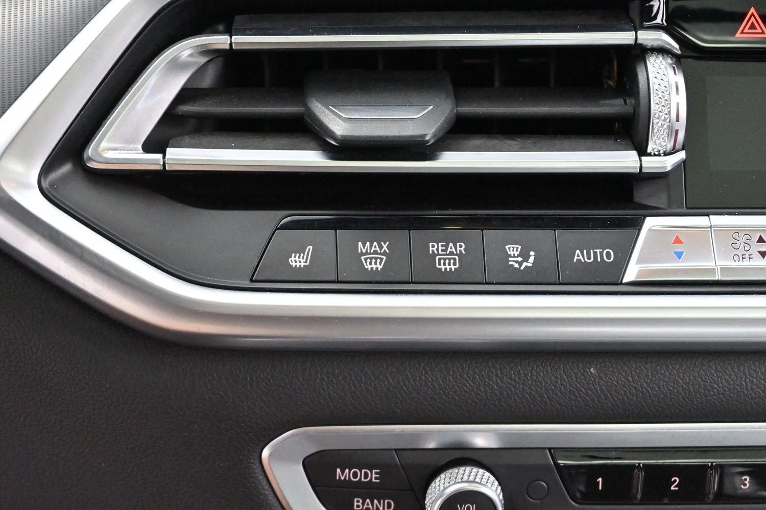 Used 2019 Mineral White Metallic BMW xDrive40i image 29