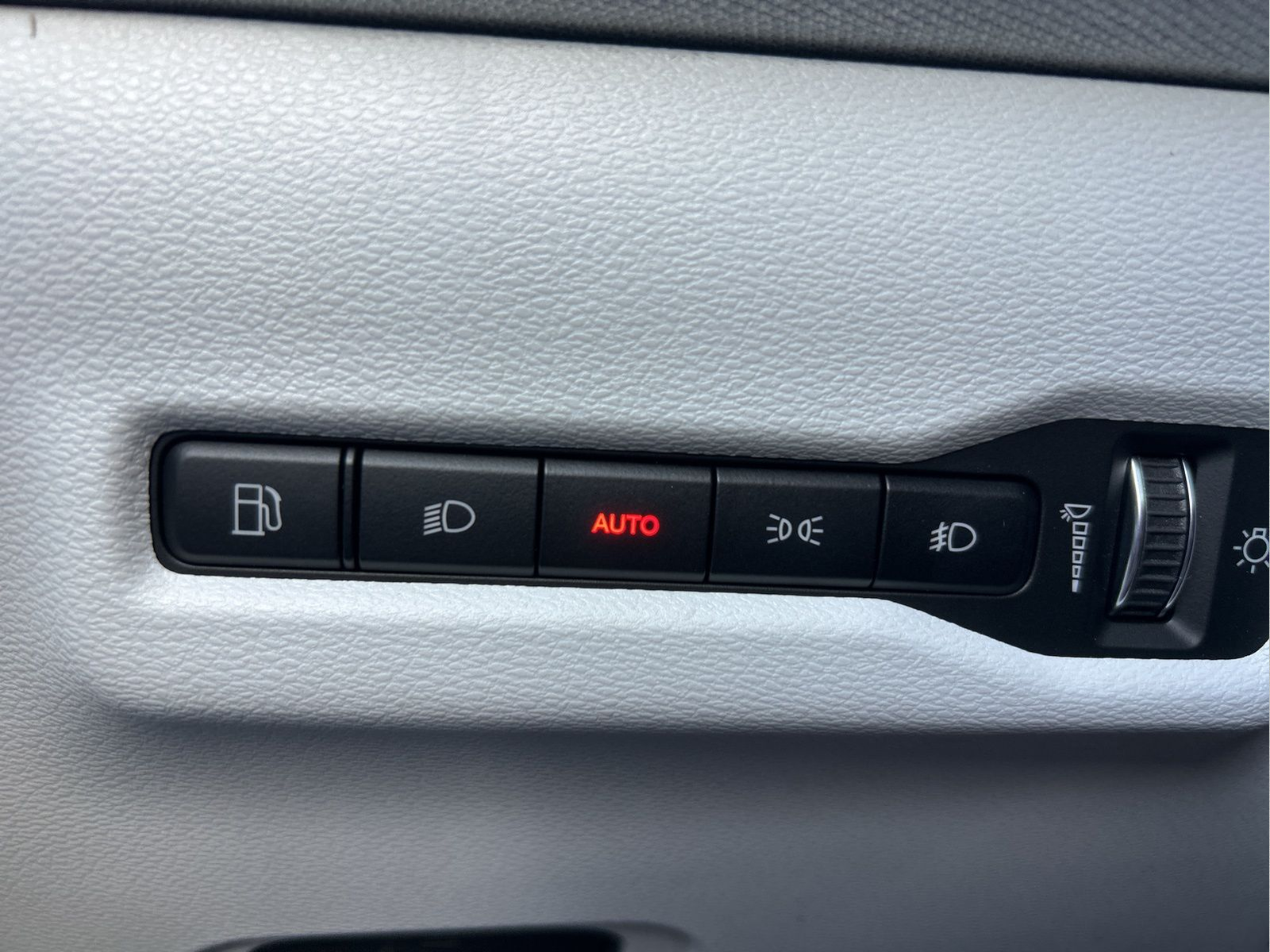 New 2026 Diamond Black Crystal Pearlcoat Jeep Laredo image 24