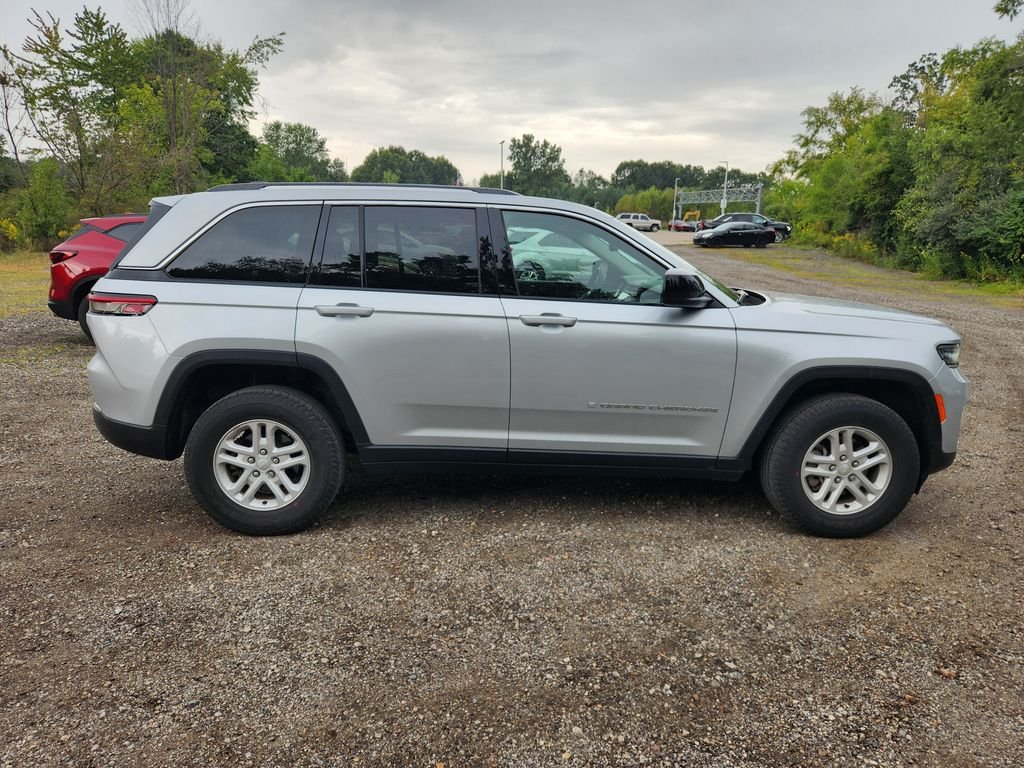 Used 2024 Silver Jeep Laredo image 4