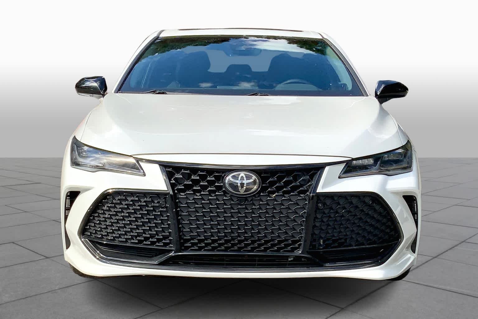 Used 2019 Wind Chill Pearl Toyota Touring image 3