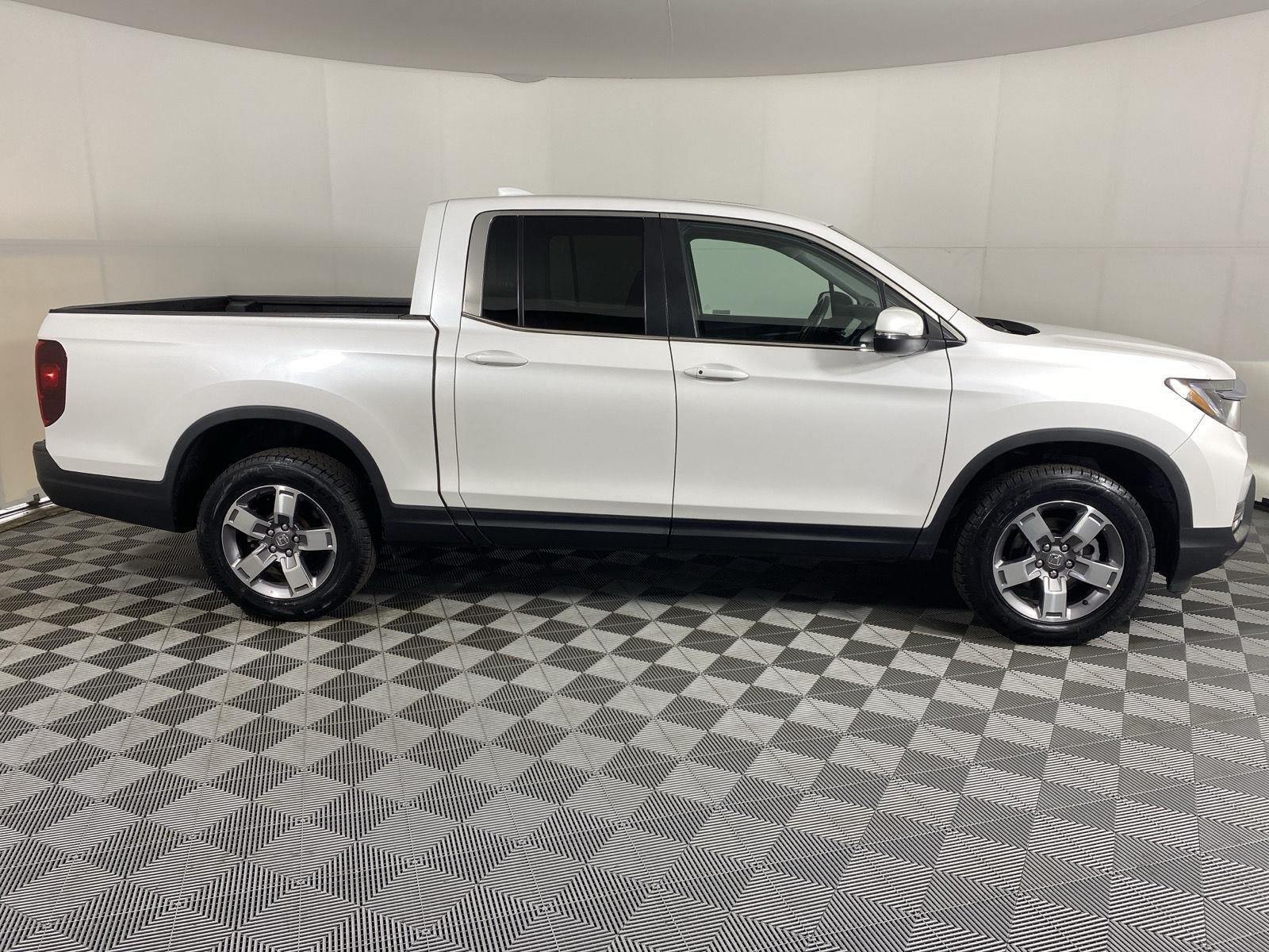 Used 2024 Platinum White Pearl Honda RTL image 8