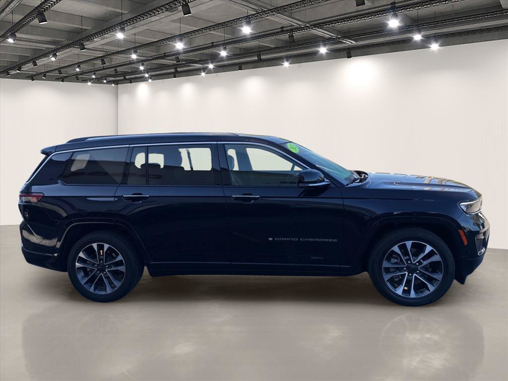 Used 2023 Midnight Sky Jeep Overland image 2