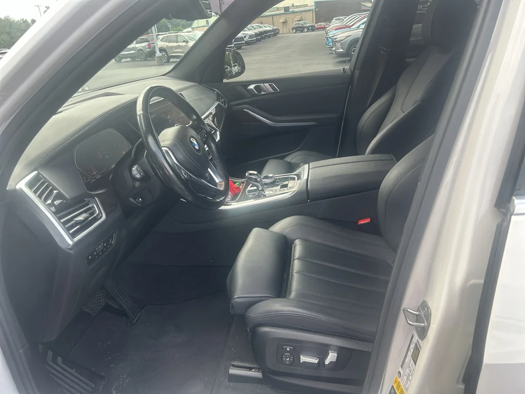 Used 2019 White BMW xDrive40i image 2