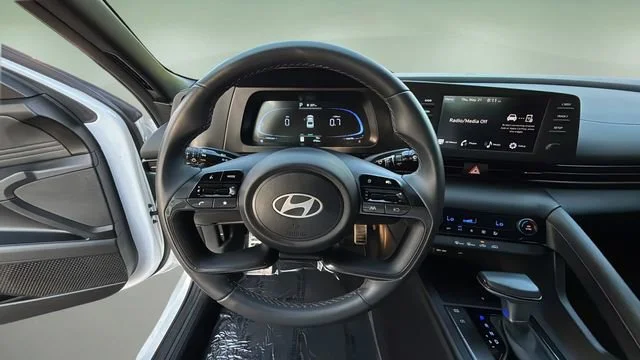 Used 2025 White Hyundai SEL Sport image 12