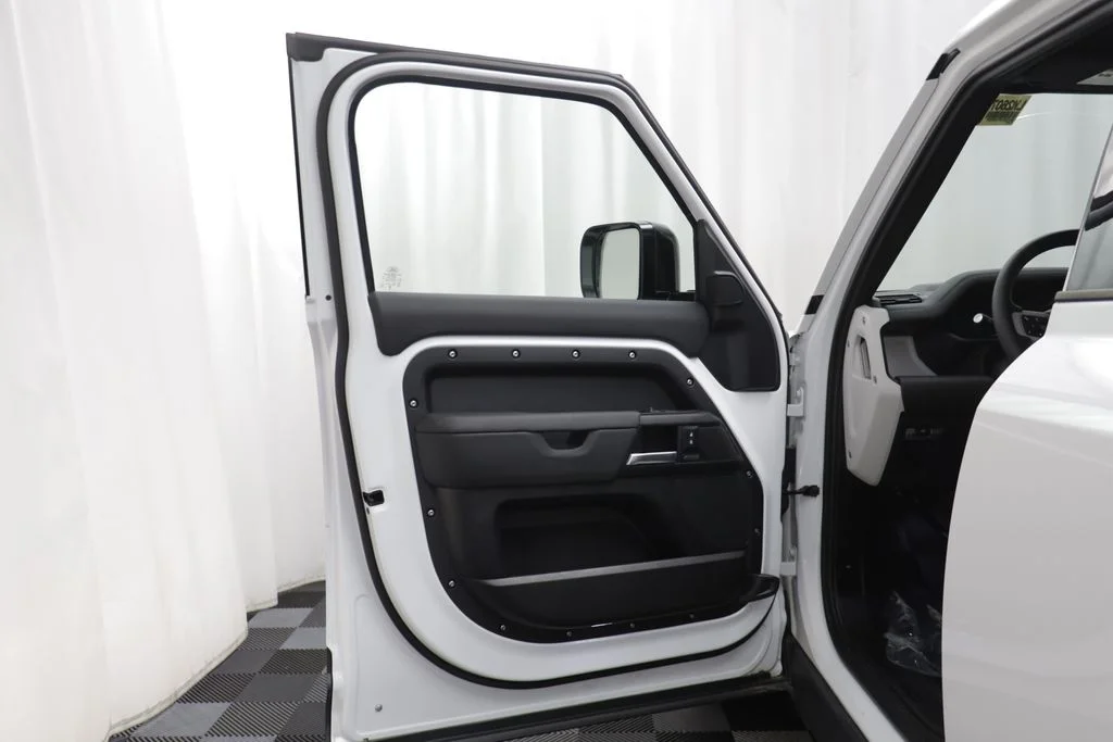 Certified Used 2026 White Land Rover X-Dynamic SE image 4