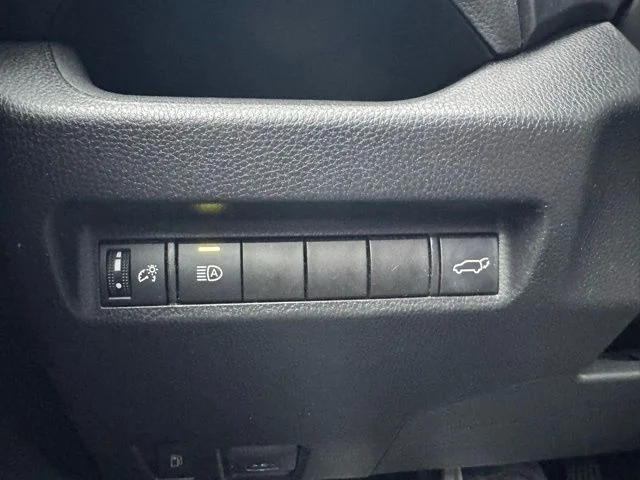 Used 2022 White Toyota XLE Premium image 18