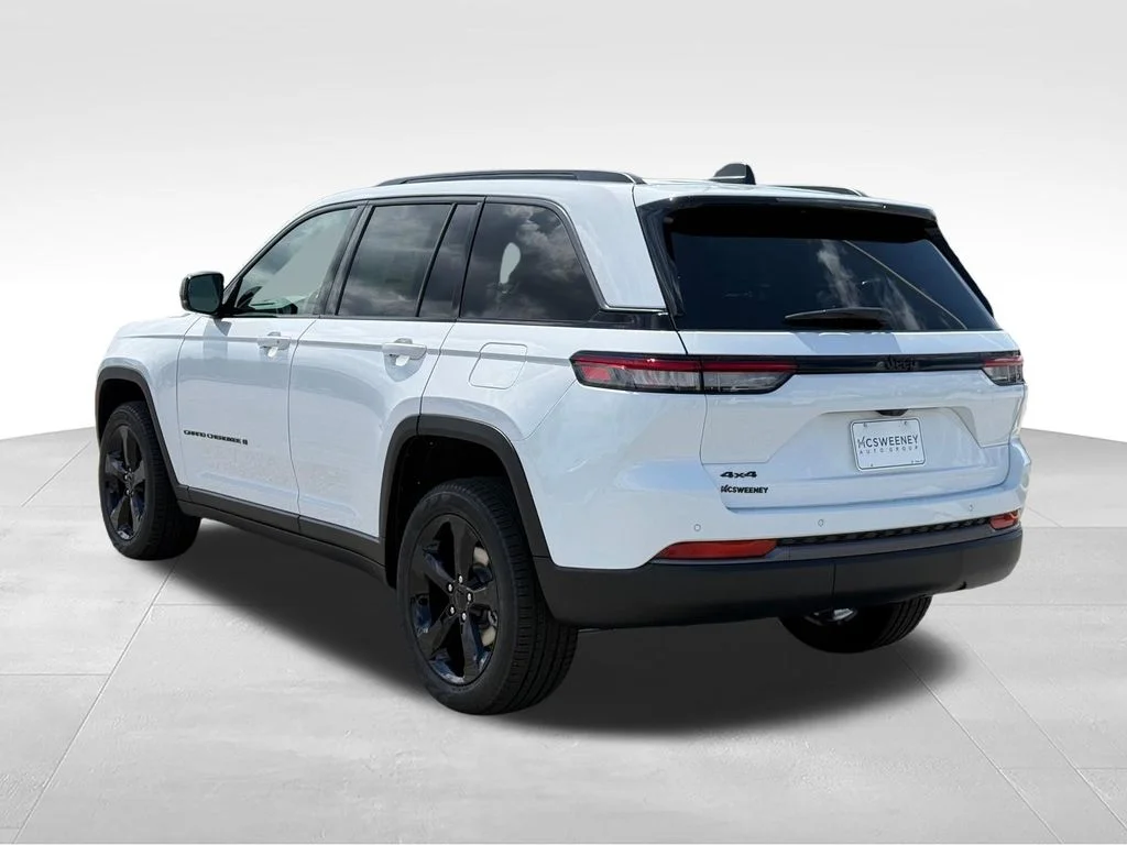 New 2026 Bright White Clear-Coat Exterior Paint Jeep Limited image 3