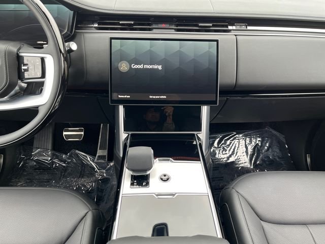 Used 2025  Land Rover SE image 15