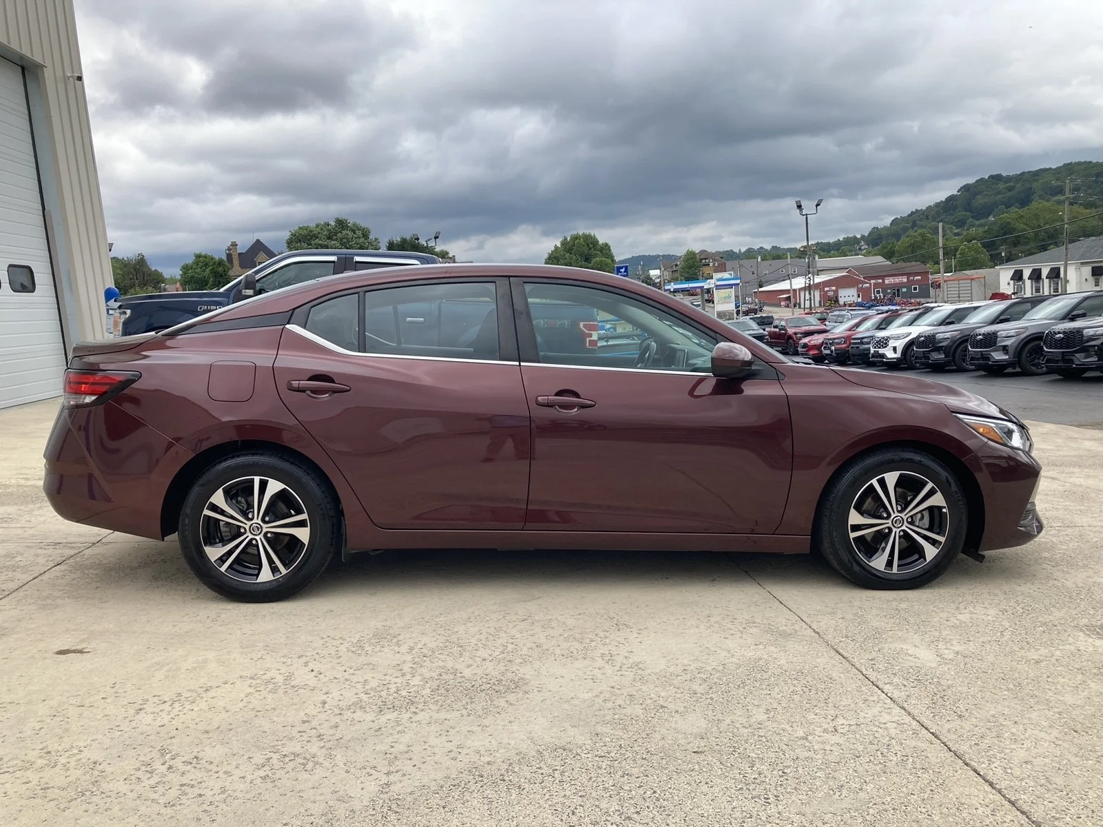 Used 2022 Rosewood Metallic Nissan SV image 9