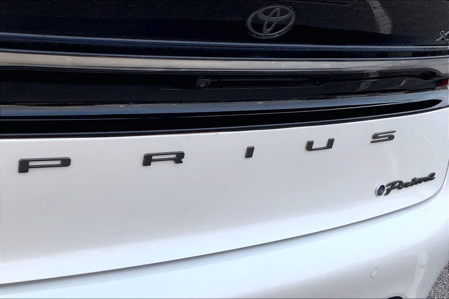 Used 2024 Wind Chill Pearl Toyota XSE image 28