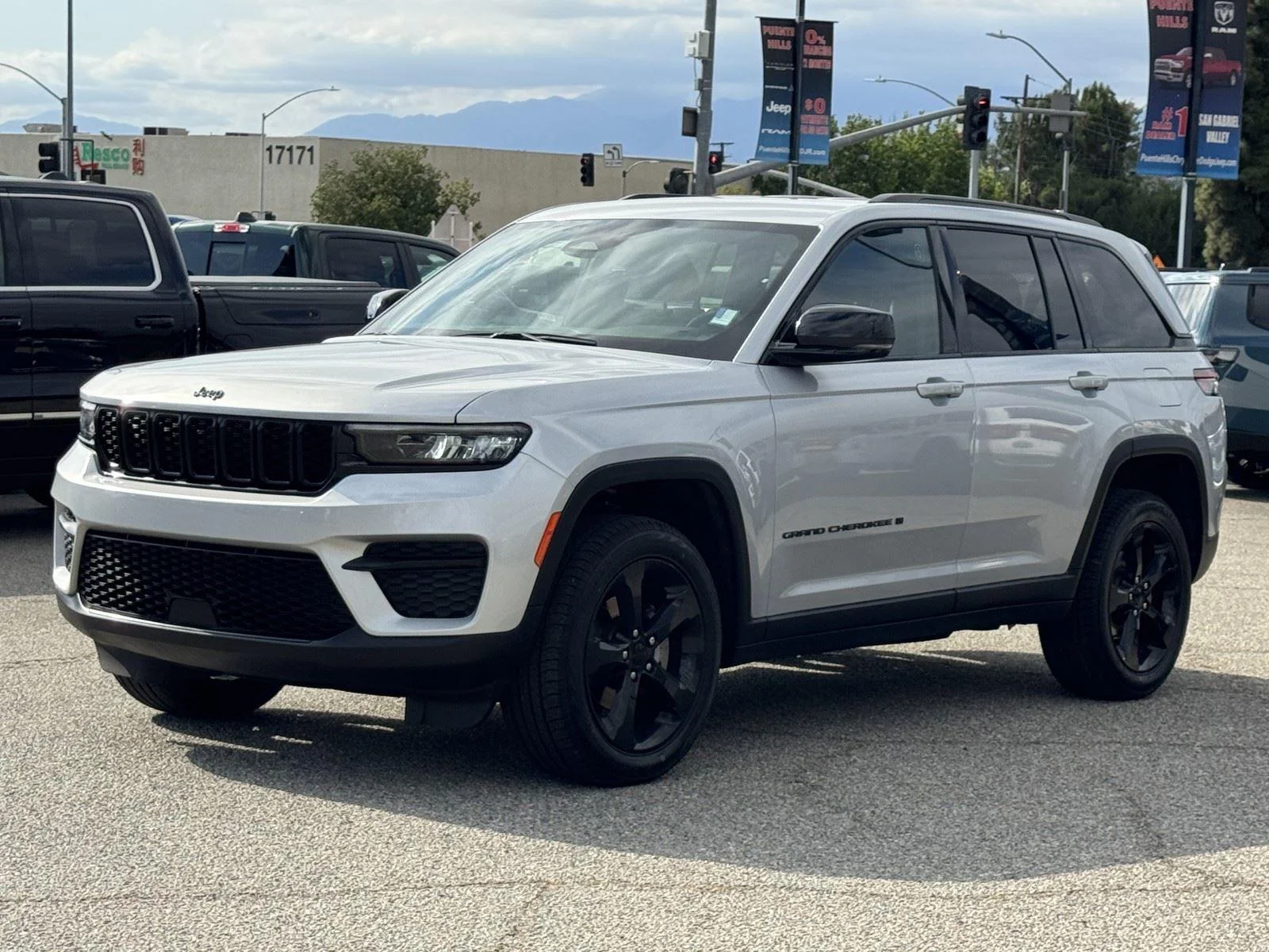 Used 2023 Silver Zynith Jeep Altitude image 3