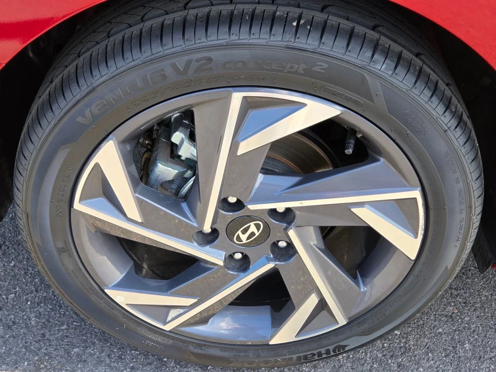 Used 2025 Red Hyundai SEL Convenience image 10