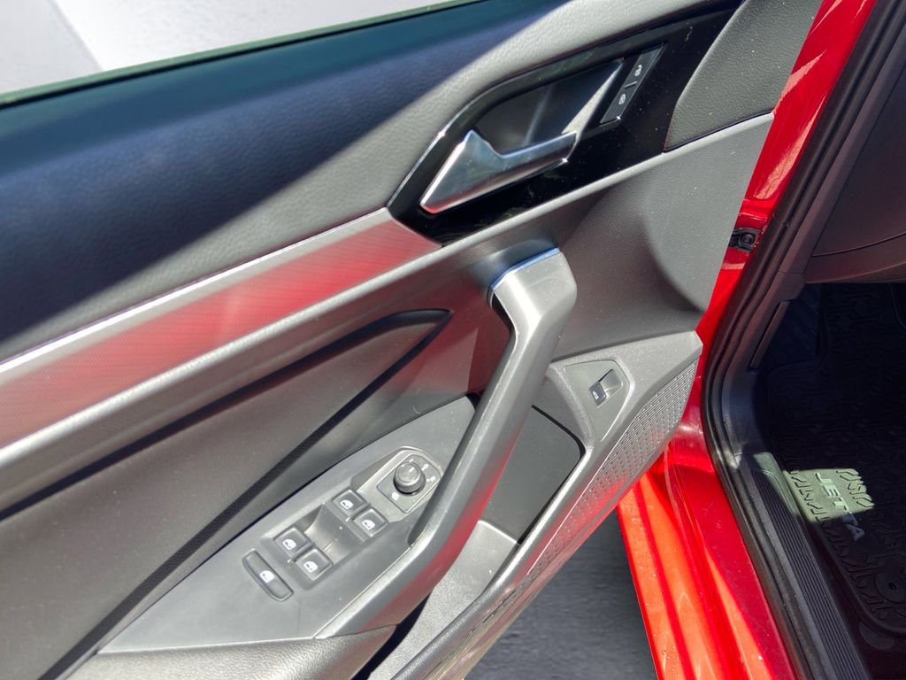 Used 2019  Volkswagen R-Line image 11