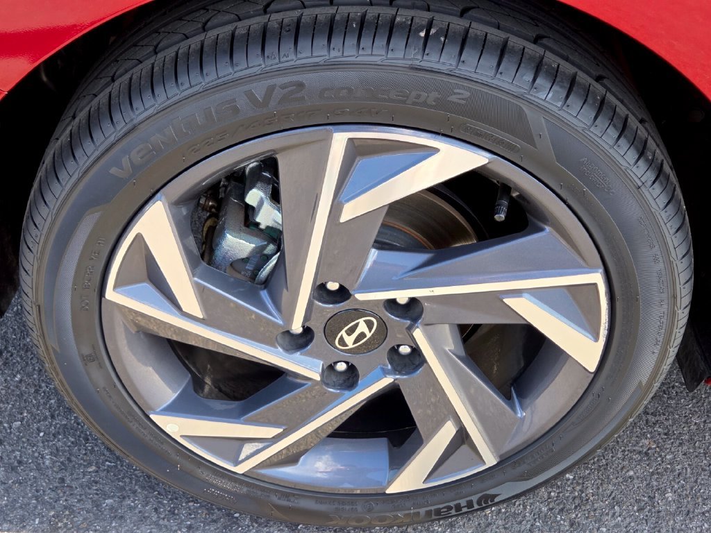 Used 2025 Red Hyundai SEL Convenience image 10