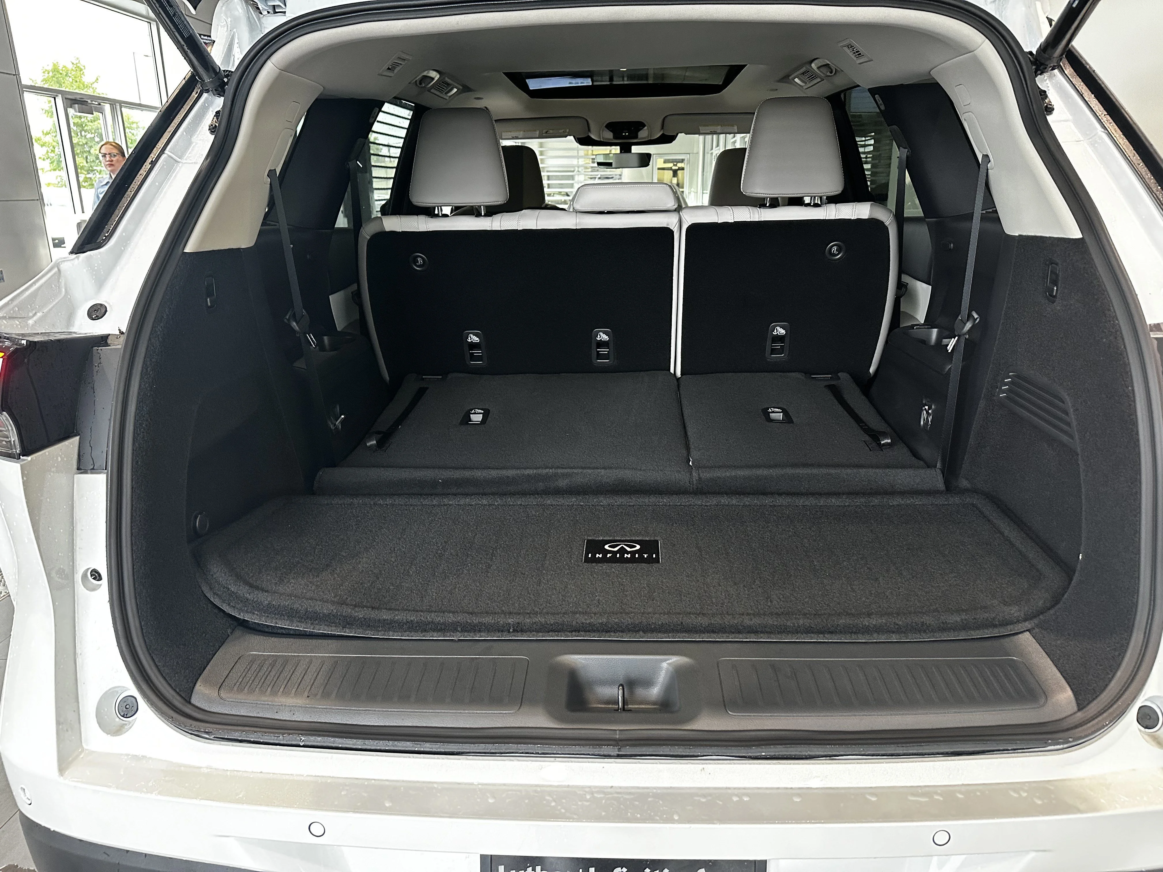 New 2027 RADIANT WHITE INFINITI Luxe AWD image 10