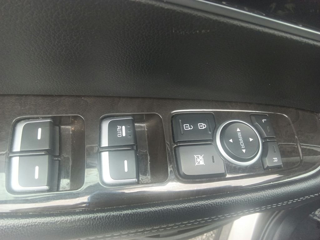 Used 2018 Silver Kia L image 18