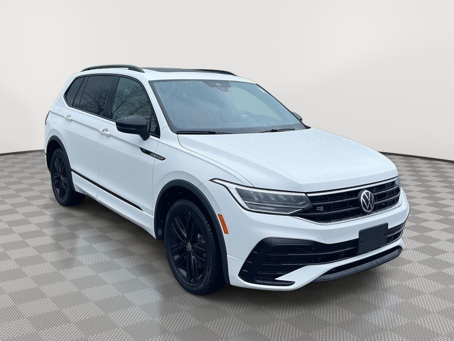 Used 2022 Oryx White Pearl Volkswagen SE R-Line Black image 3