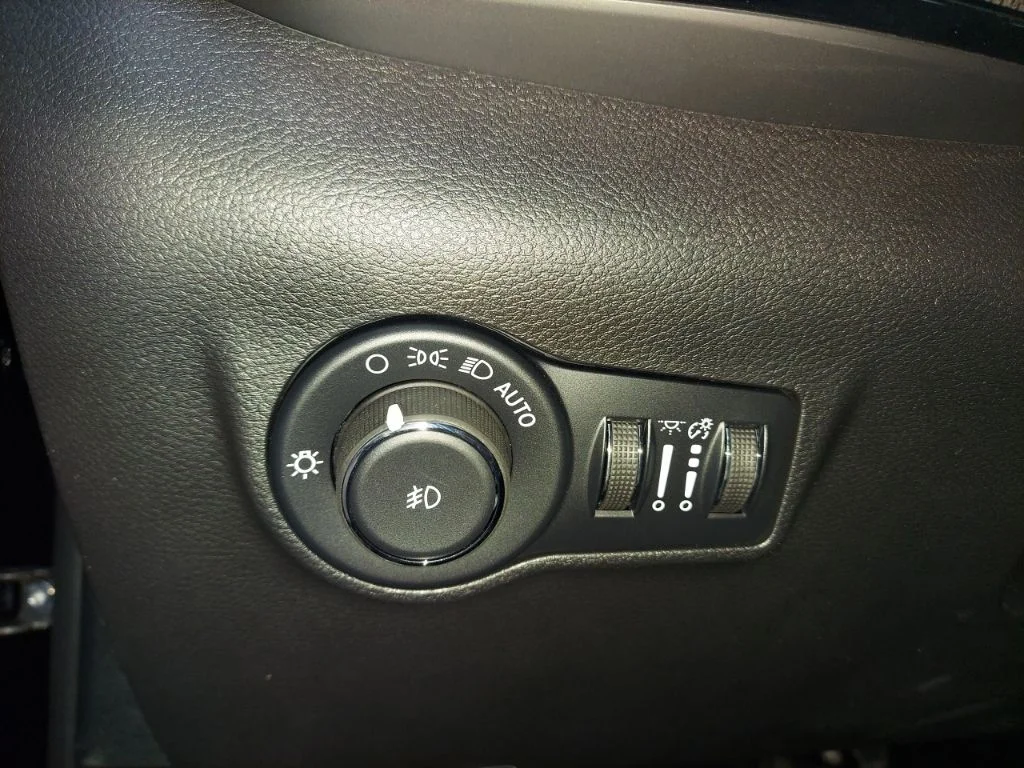 New 2026 Diamond Black Crystal Pearlcoat Jeep Latitude image 19