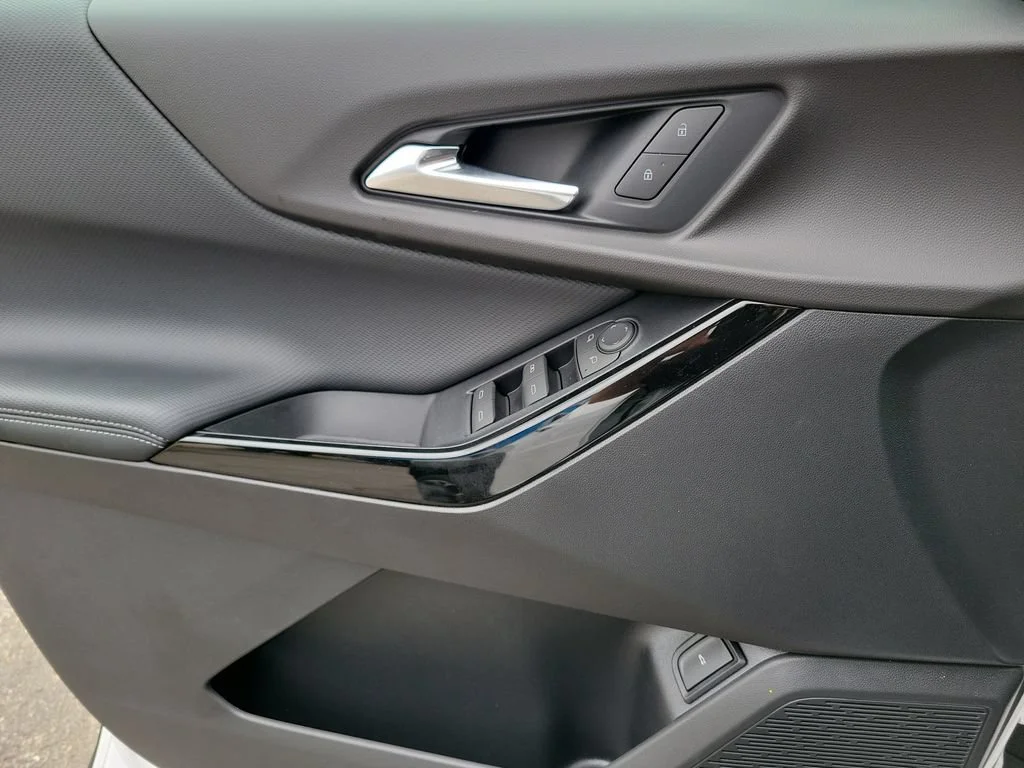 New 2027 Summit White Chevrolet LT image 18