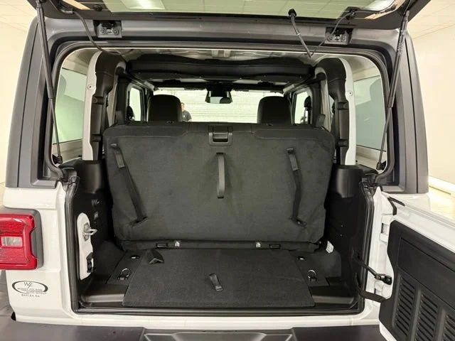 New 2025 Bright White Clear-Coat Exterior Paint Jeep Rubicon image 8