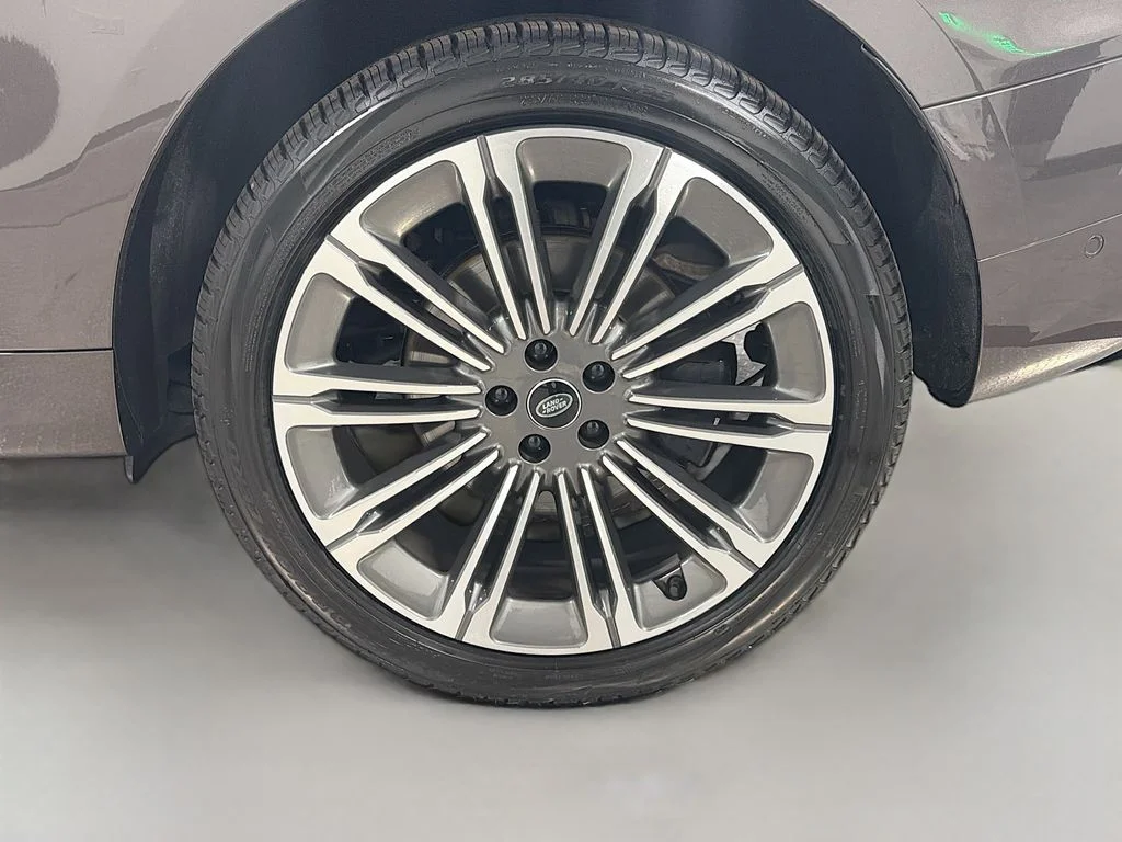 Certified Used 2024  Land Rover Dynamic SE image 34