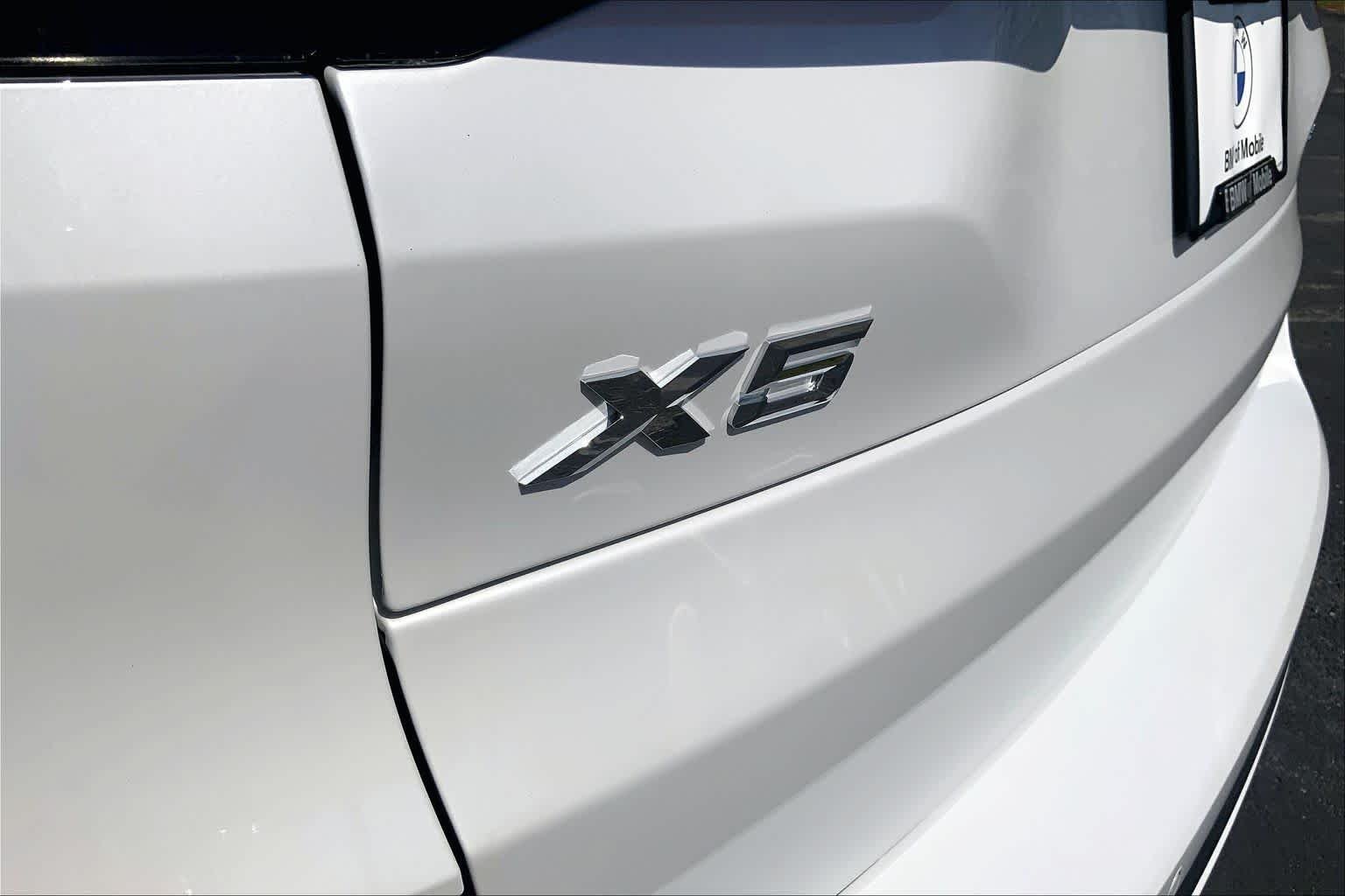 New 2026 Mineral White Metallic BMW sDrive40i image 16