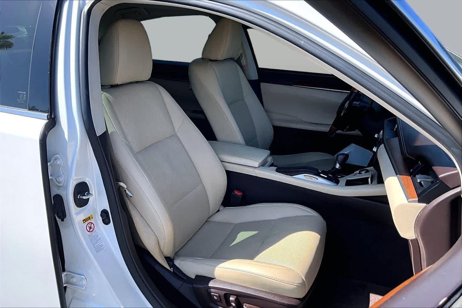 Used 2016 Eminent White Pearl Lexus Hybrid image 8