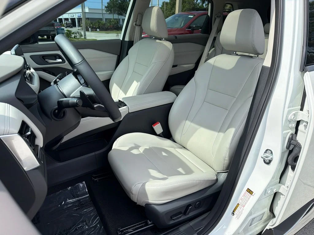 Used 2023 White Nissan SL image 32