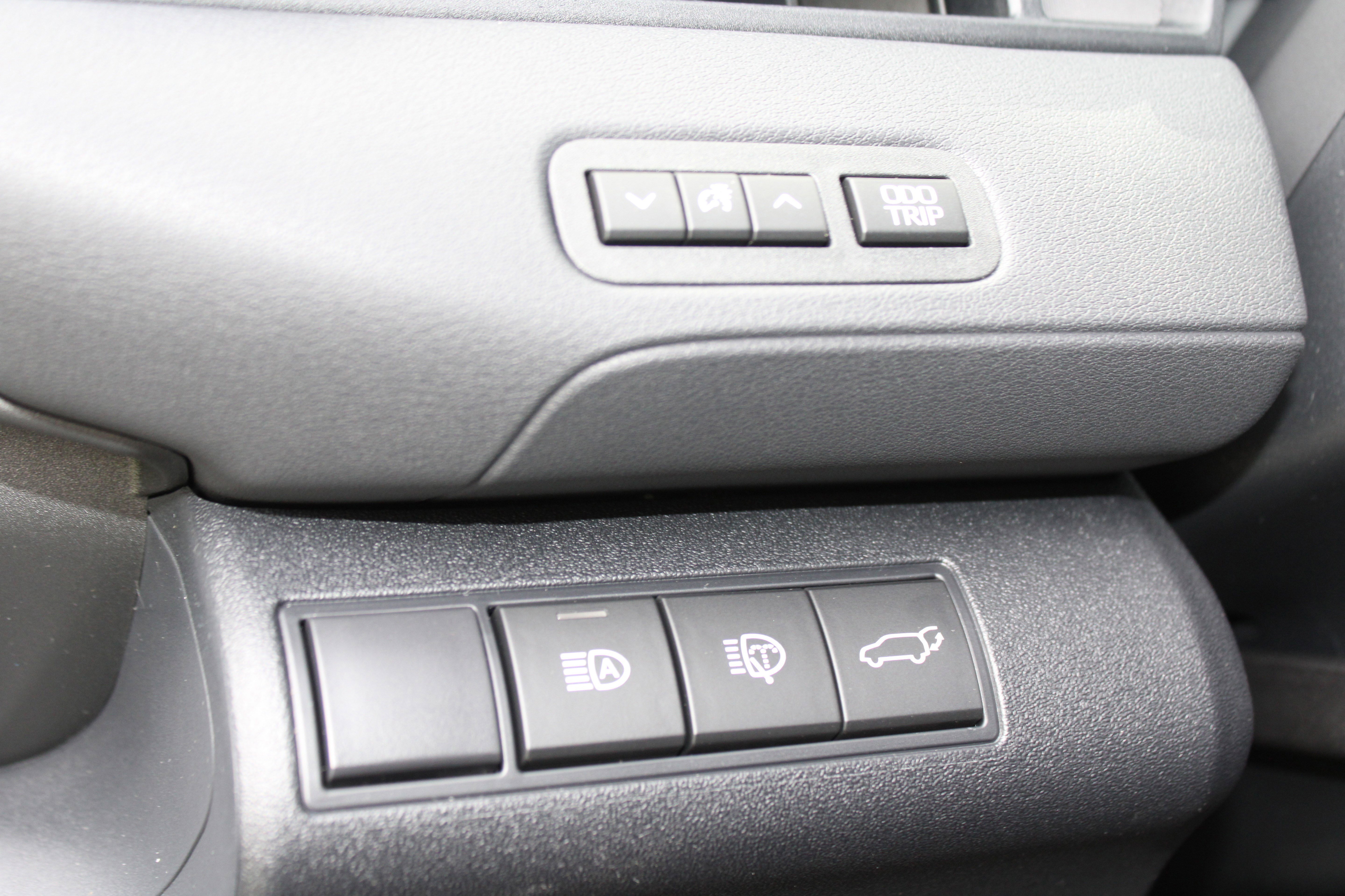 New 2026 Wind Chill Pearl <sup>1</sup> Toyota  SE image 18