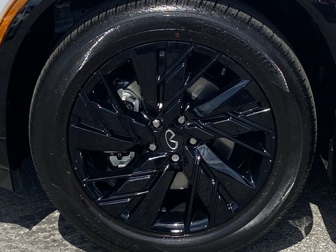 New 2027 2T RAD WHT INFINITI SPORT image 7