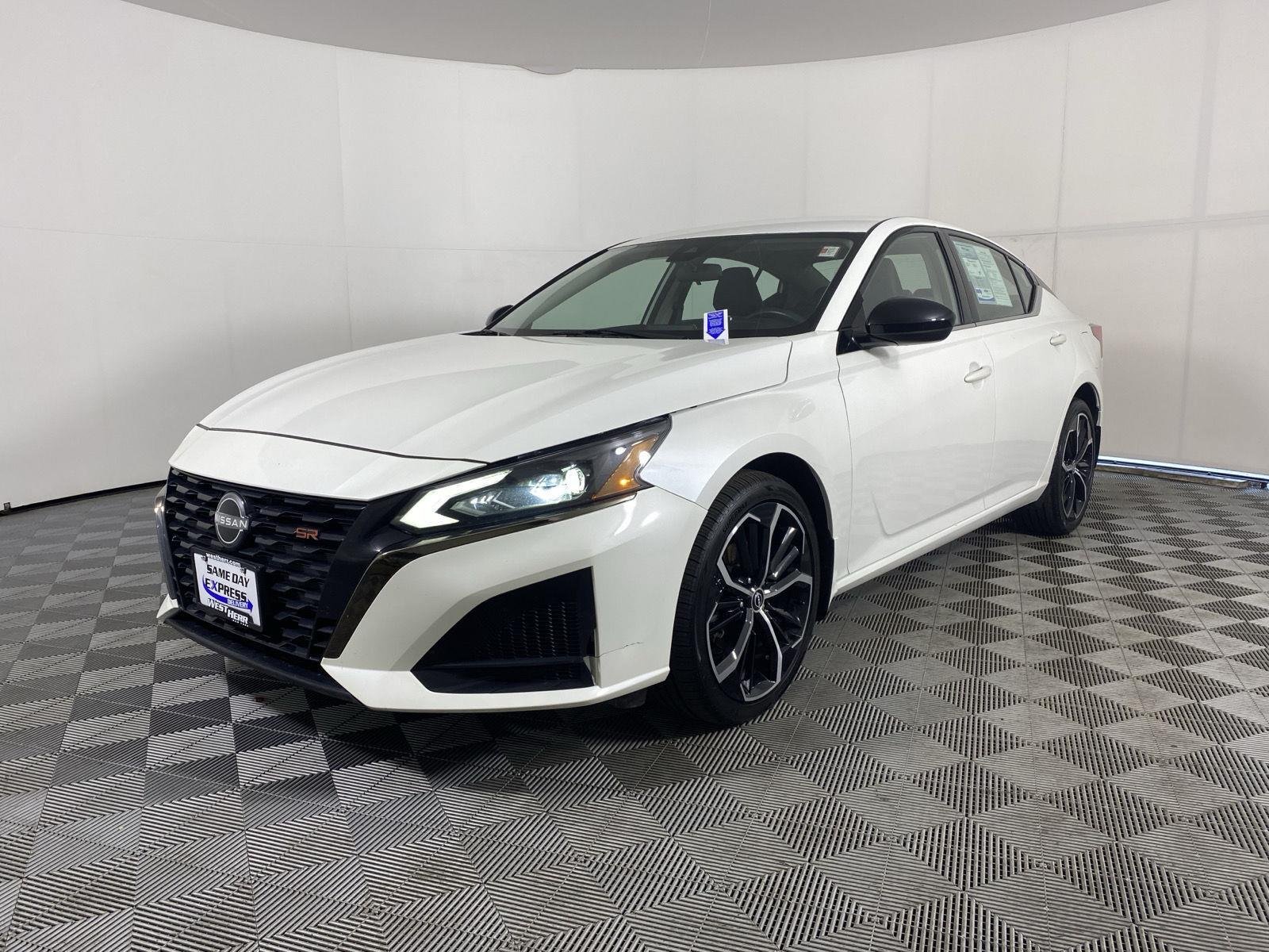 Used 2024 Pearl White Tricoat Nissan 2.5 SR image 3