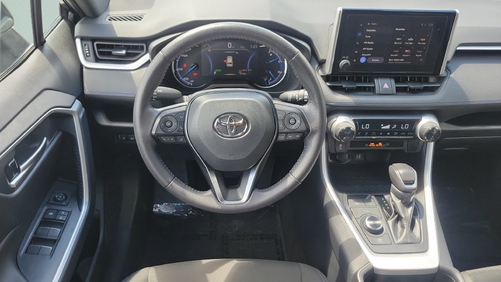2025 Toyota RAV4 SE - Photo 12