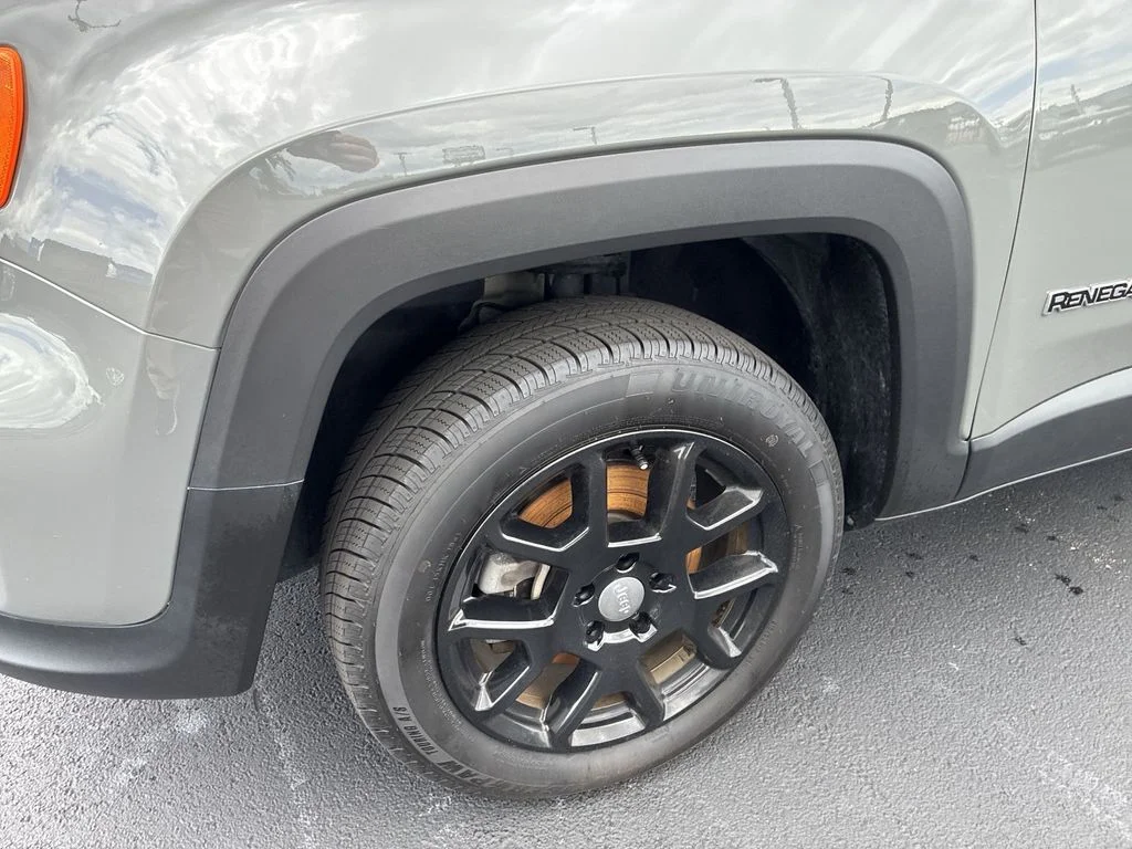 Used 2021 Gray Jeep Latitude image 10