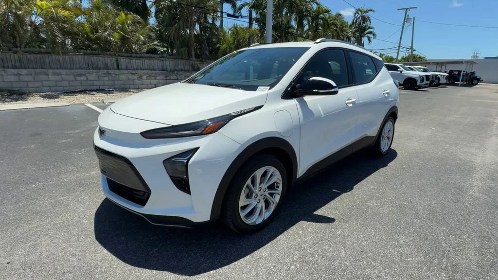 Used 2023 Summit White Chevrolet LT image 4