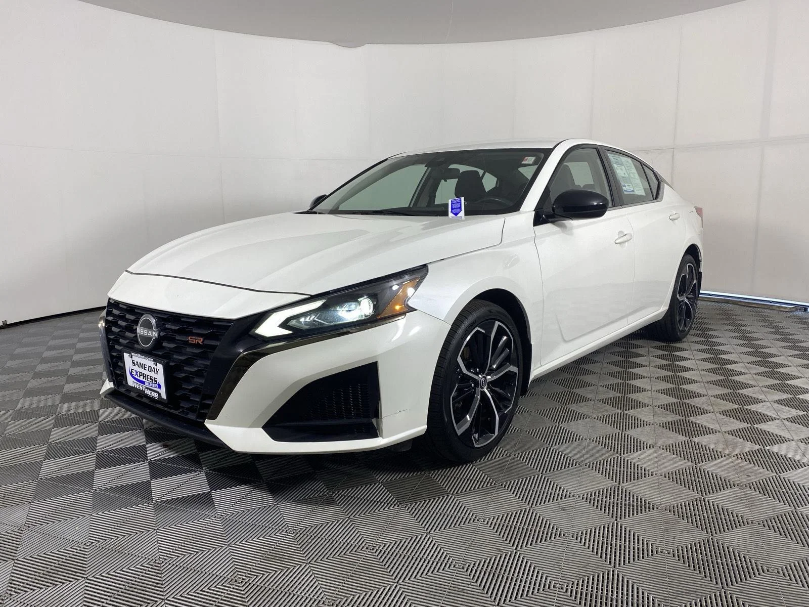 Used 2024 Pearl White Tricoat Nissan 2.5 SR image 3