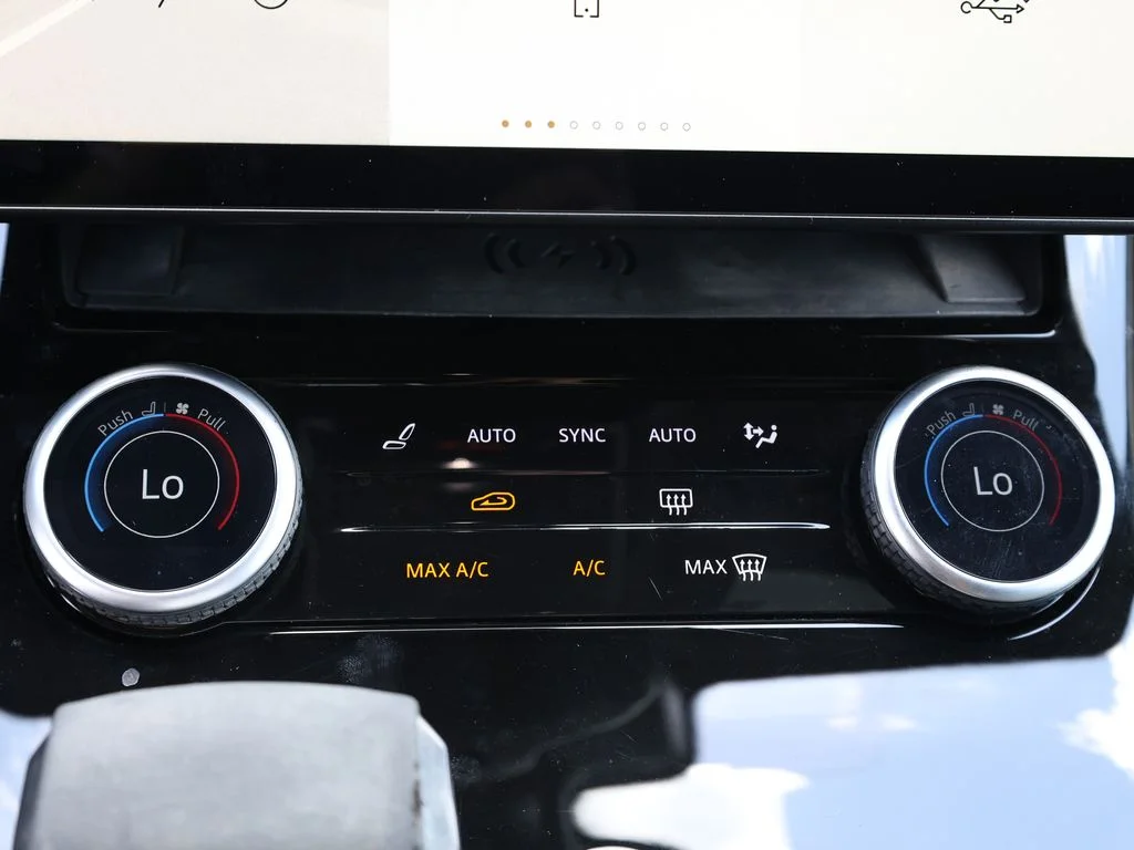 Used 2023 White Land Rover SE Dynamic image 30