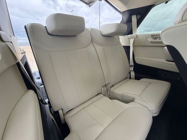 New 2026 Ostuni Pearl White Land Rover SE image 17
