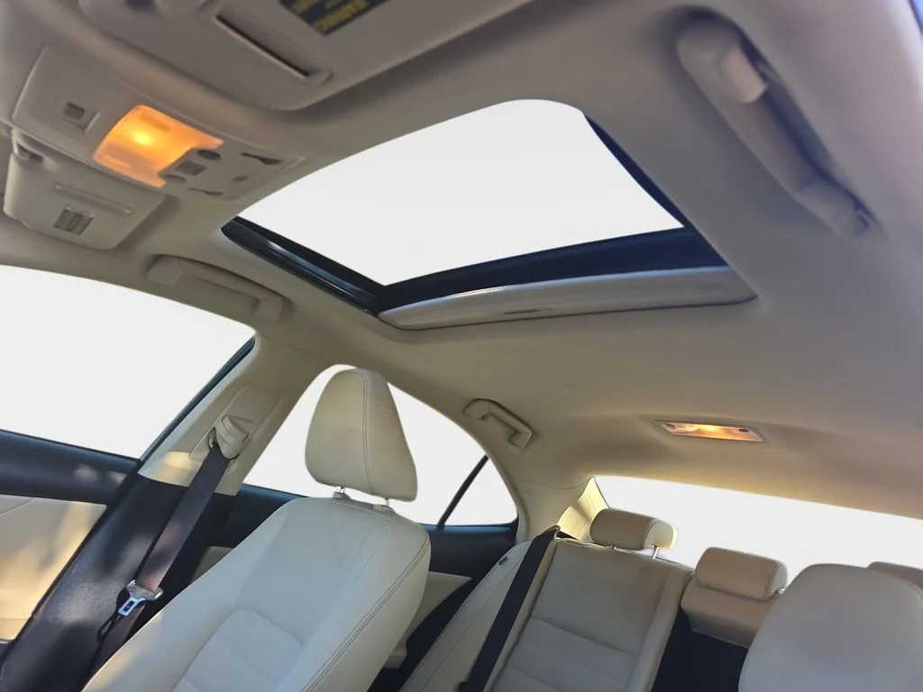 Used 2014  Lexus 250 image 32