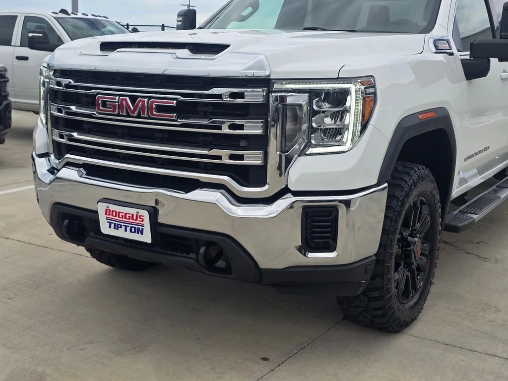 Used 2023 White GMC SLE image 9