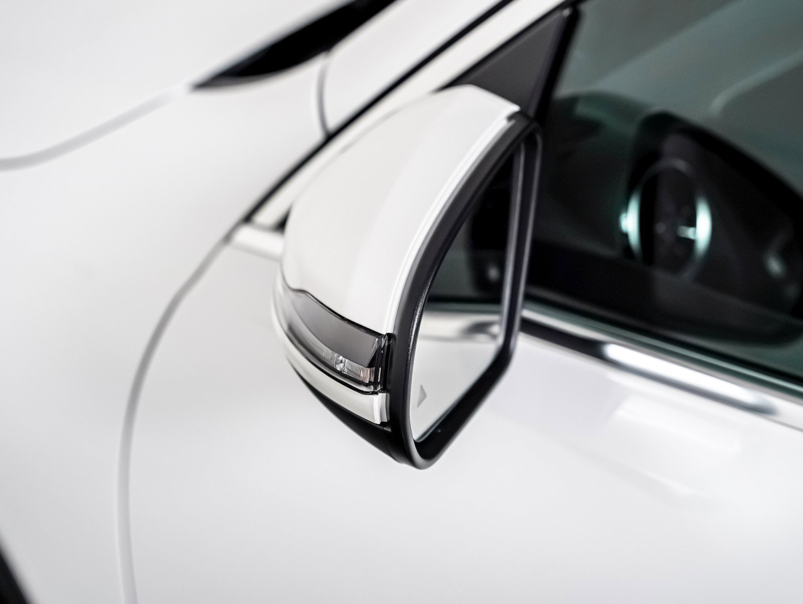 New 2026 Polar White Mercedes-Benz GLB 250 image 25