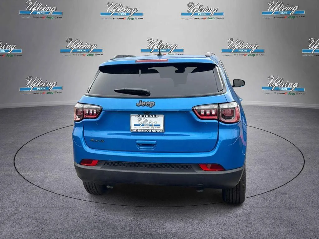 New 2026 Hydro Blue Pearlcoat Jeep Latitude Altitude image 4